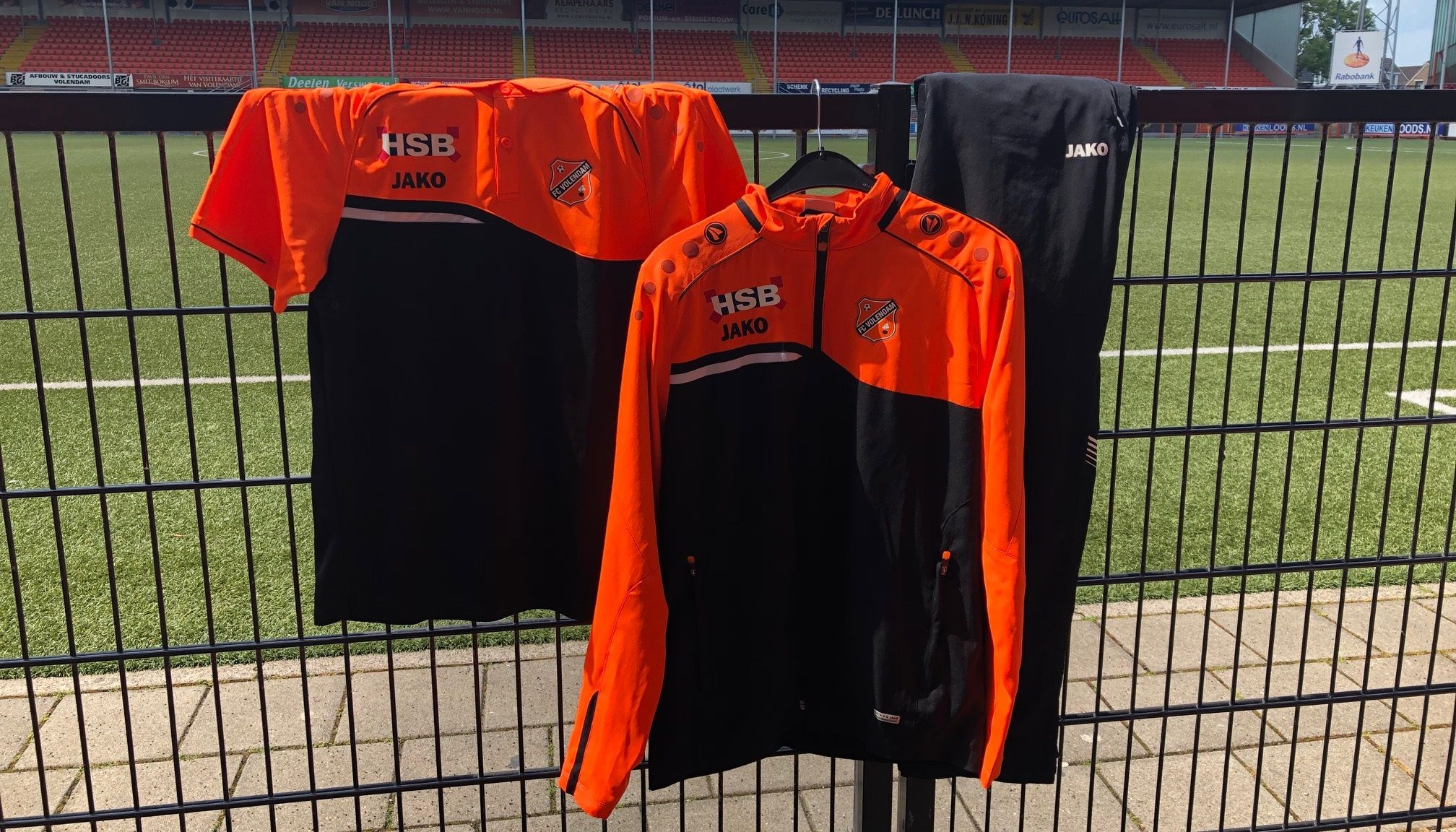 Presentatiepakken 2018/19 te koop in de fanshop