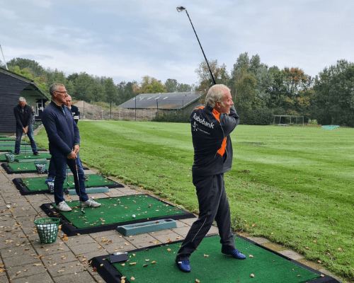 FC Volendam OldStars; geslaagde golfdag én geldbedrag Ouderenfonds