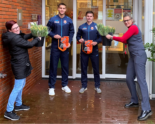 FC Volendam bedankt de helden van de zorg met tulpen