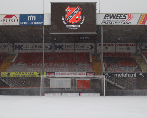 Het Kras Stadion bedekt met witte laag