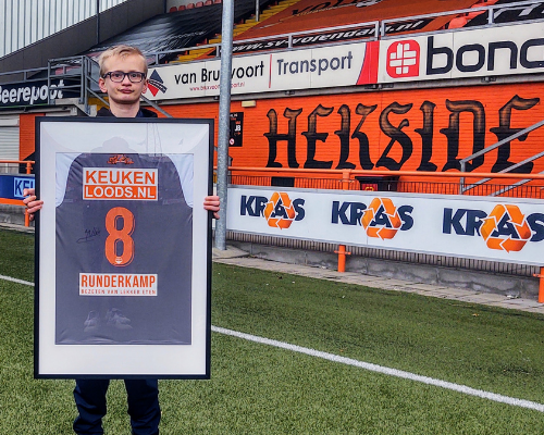 Steun superfan Jari; bied op gesigneerd shirt Micky van de Ven