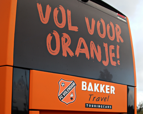 FC Volendam in stijl naar uitduels met nieuw bestickerde spelersbus