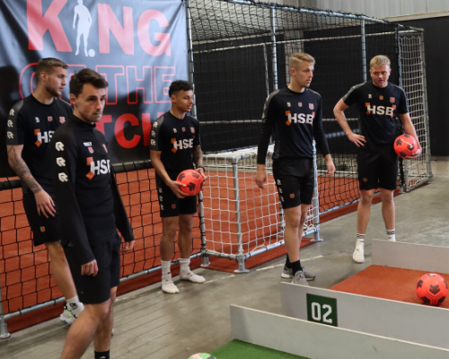 Selectie van FC Volendam op stap naar De Voetbalfabriek