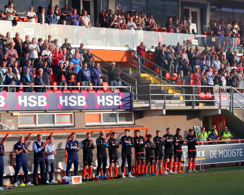 Minuut 33 van FC Volendam – TOP Oss in het teken van zwaargetroffen supporter