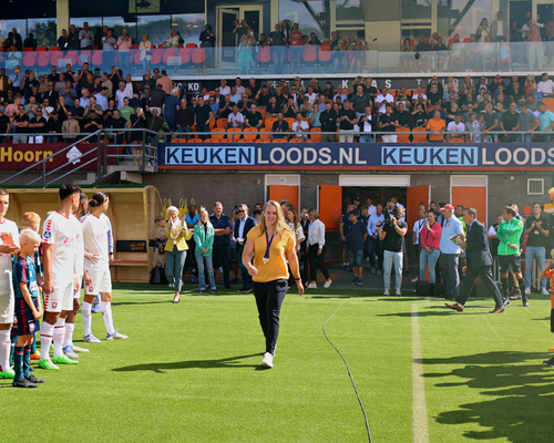 Jessica Schilder gehuldigd voorafgaand FC Volendam - FC Twente