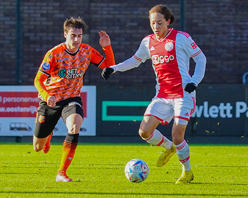 Ajax en FC Volendam produceren schiettent bij officieuze herstart