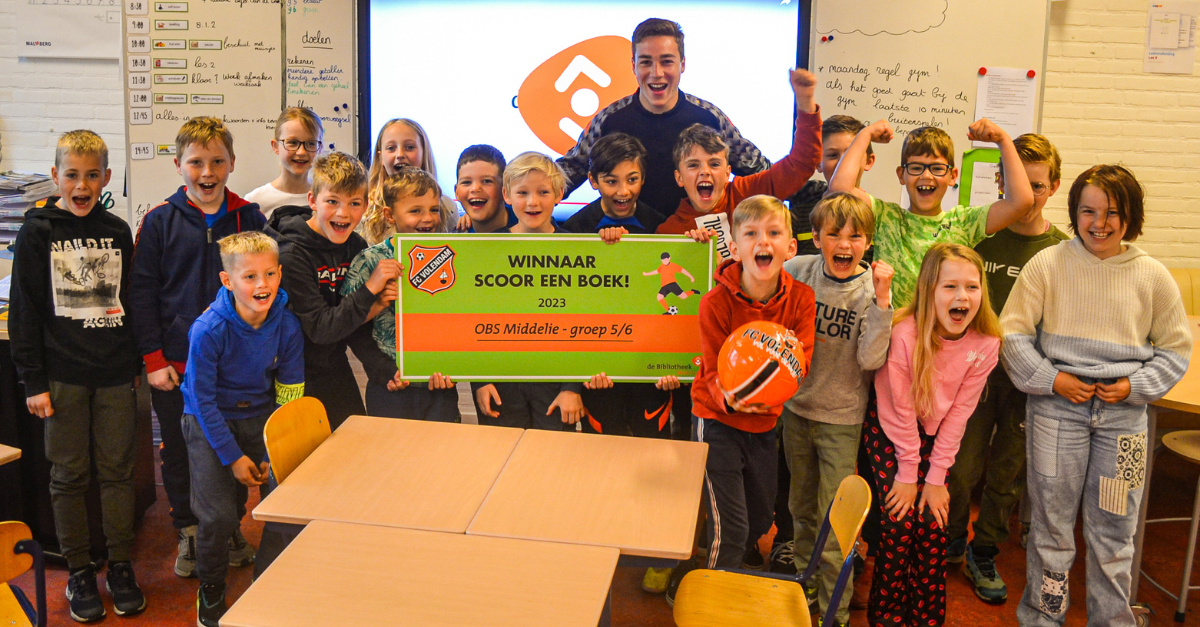 Carel Eiting verrast OBS Middelie, winnaar Scoor een Boek 2023