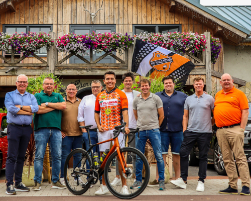 Uniek FC Volendam-wielertenue voor partners trainingskamp