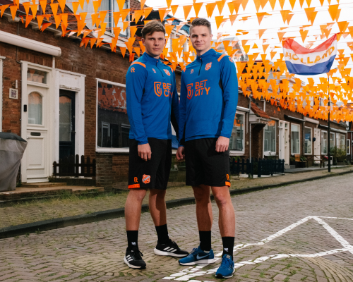 FC Volendam verschijnt in het koningsblauw-oranje op de trainingsvelden
