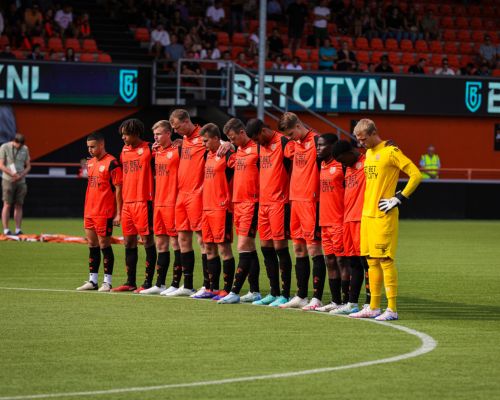 FC Volendam herdenkt op traditionele wijze overledenen voor eerste thuisduel