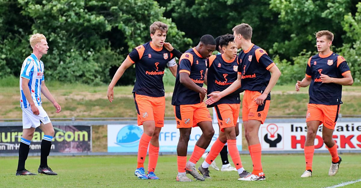 Blondeau redt promotiekansen Jong FC Volendam in bizarre slotfase / FC Volendam O19 verslaat koplope