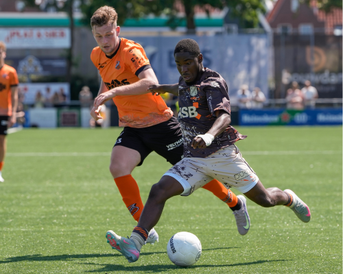 FC Volendam zet met nipte zege op RKAV Volendam kers op Volendams voetbalfeest
