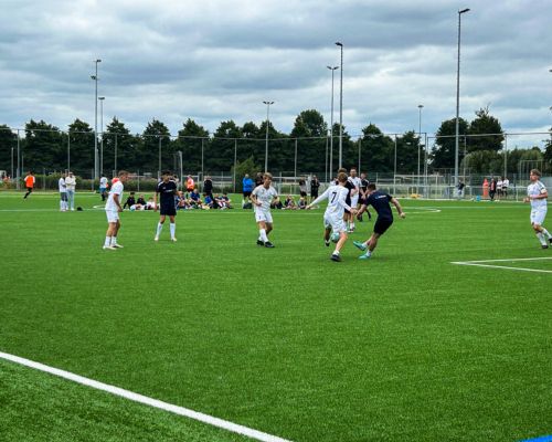 Voetballen, barbecueën en proosten: Geslaagd FC Volendam-sponsortoernooi