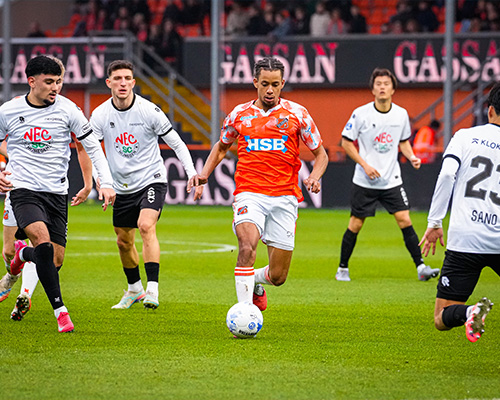 FC Volendam verliest in eigen huis van N.E.C. na doelpuntrijk slot