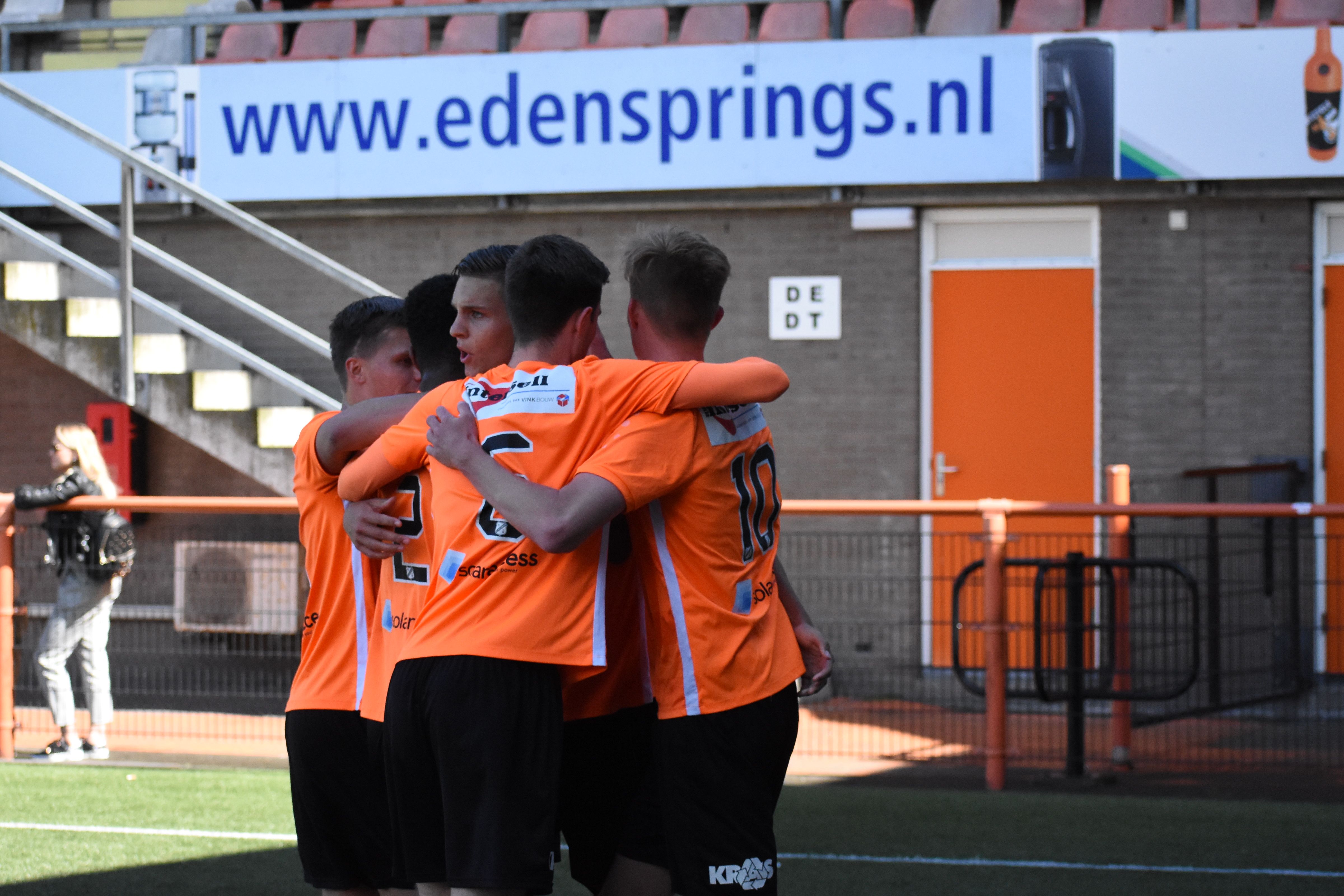 Jong FC Volendam pakt cadeau uit