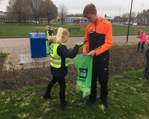 FC Volendam en ruim 300 basisschoolleerlingen ruimen het dorp op!