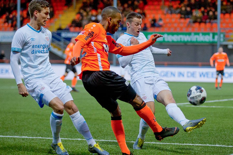 FC Volendam komt niet verder dan ballen tegen het houtwerk