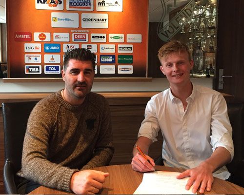 Volendammer Max Veerman tekent zijn eerste profcontract